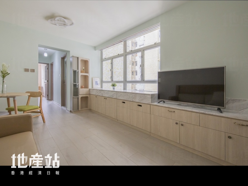 全長達14呎半的連體式矮櫃（高度僅2呎半），結合多功能枱面、儲物凳及電視櫃等功能。