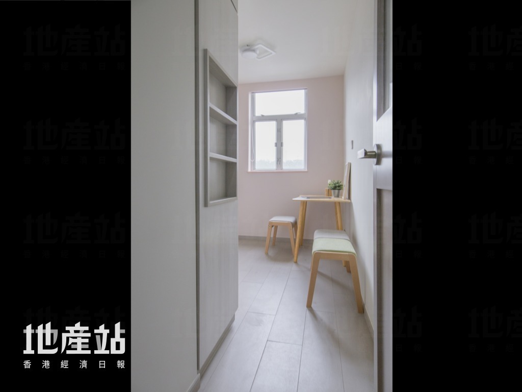 新造長虹玻璃掩門的書房，採光度十足。設計師特別在4呎半衣櫃側留空兩層飾架，減輕累贅感覺。