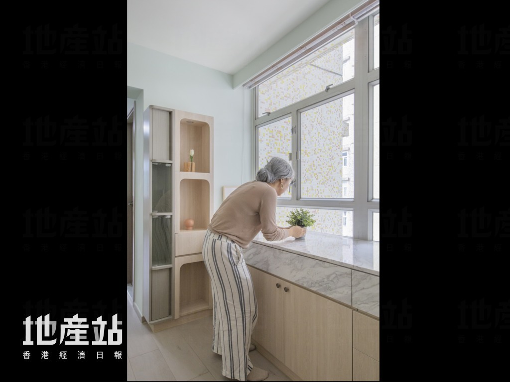 雲石枱面既光亮亦堅固耐用，不僅方便屋主打理盆栽，亦可於祭祀時擺放各式貢品。