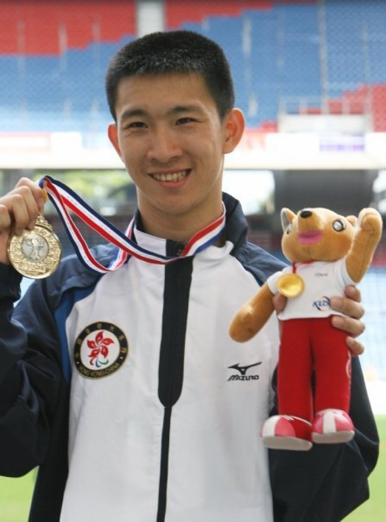 為鼓勵殘奧運動員，劉德華為每人送上一塊特製的「奧運金牌」。