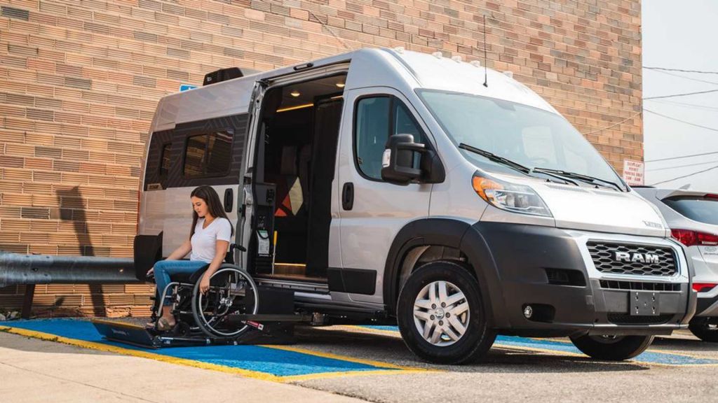 完全替轮椅用户设计的露营车产品 ─ Winnebago Roam