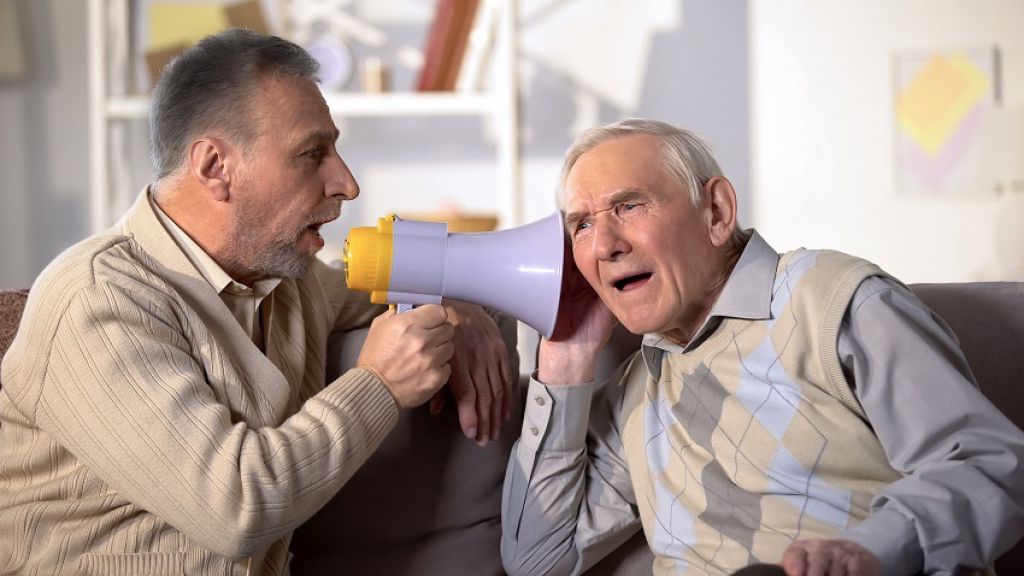 專家建議：面對老年性重聽 照顧者與被照顧者都要留意