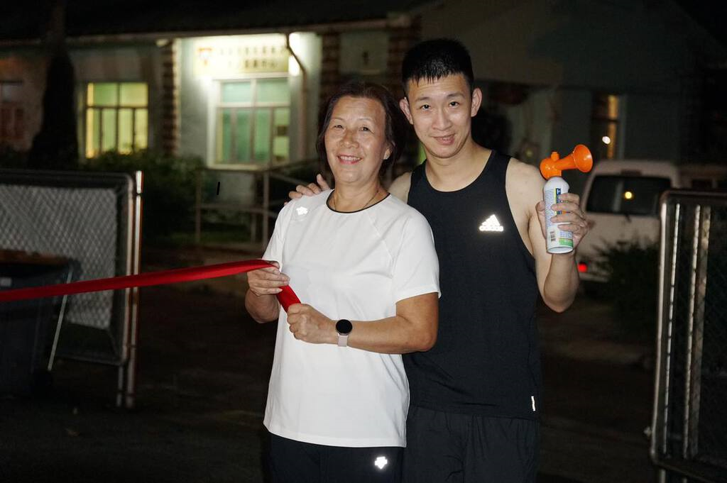 苏妈妈以往经常陪儿子练跑，并到竞技场上见证他冲线一刻。