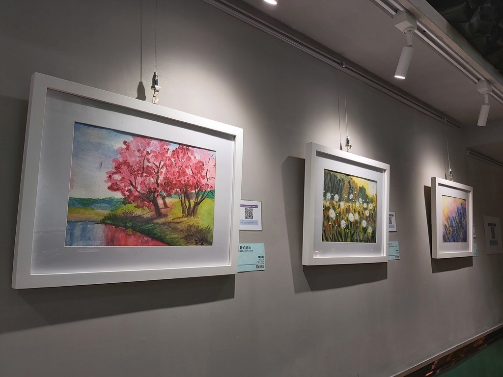 扶康會早前獲「Beyond Coffee and Bar」贊助場地，讓英儀於店內舉行小型畫展，展出9幅以風景和植物為主題的作品。