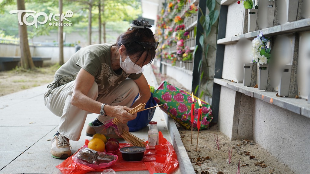 慧薇跟随「护慰天使」职员及义工，来到和合石拜祭亡夫。