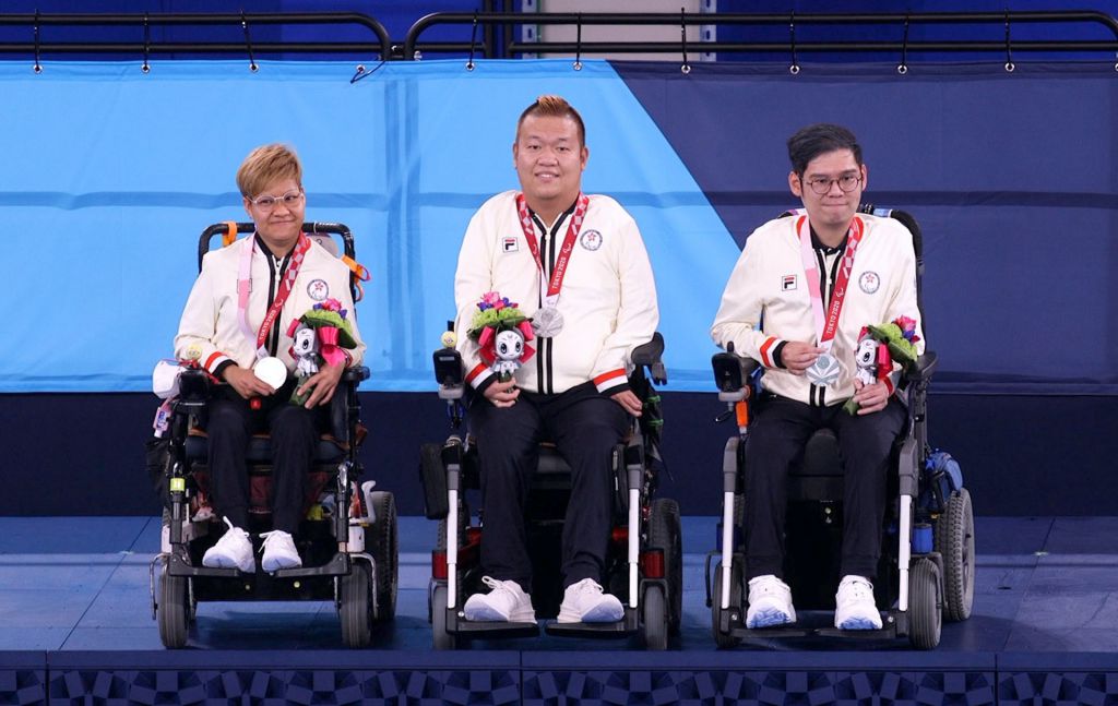 硬地滾球混合BC4級雙人賽：劉慧茵（左起）、梁育榮及黃君恒於東京殘奧摘下一面銀牌。