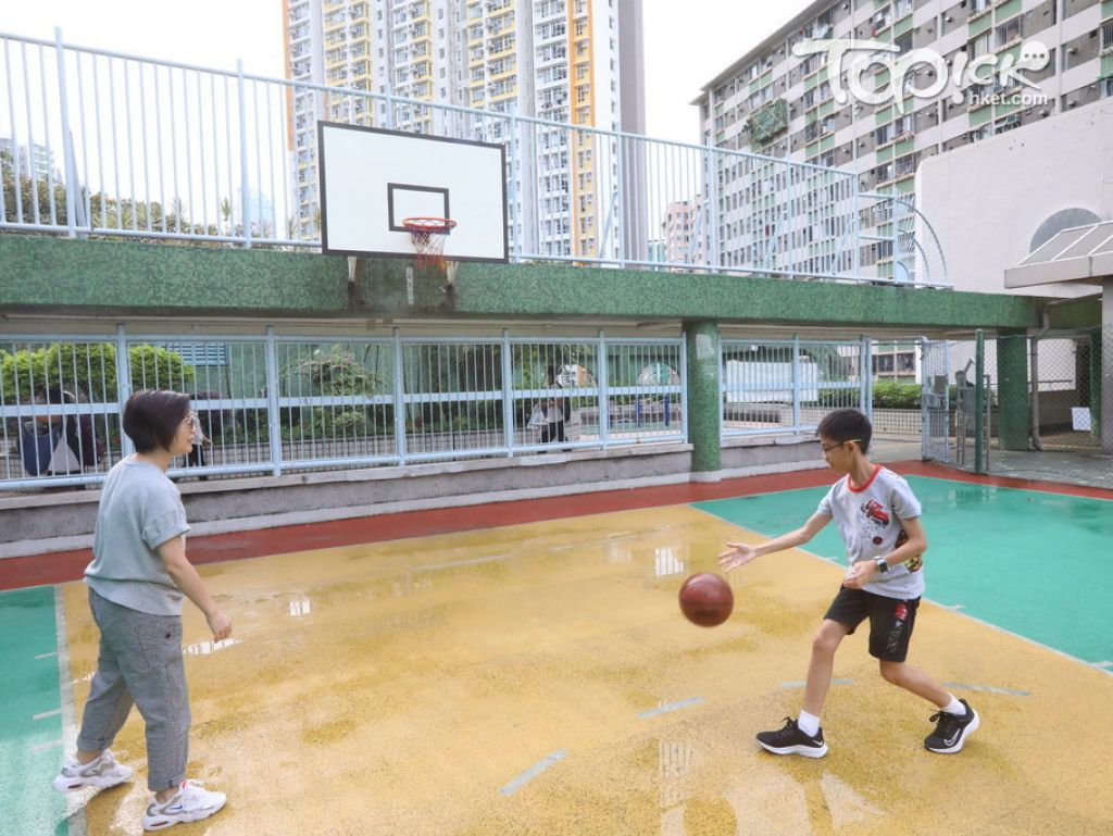 母子閒時到球場打波，也是彼此珍惜的親子時間。