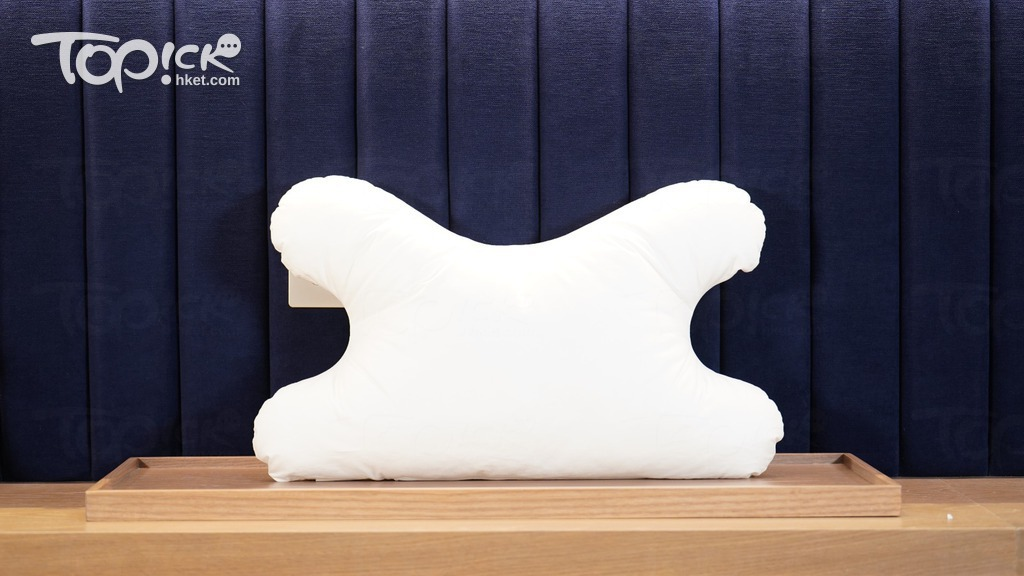 專為習慣俯卧人仕而設的枕頭，特別適合常在辦公室午睡的人。
