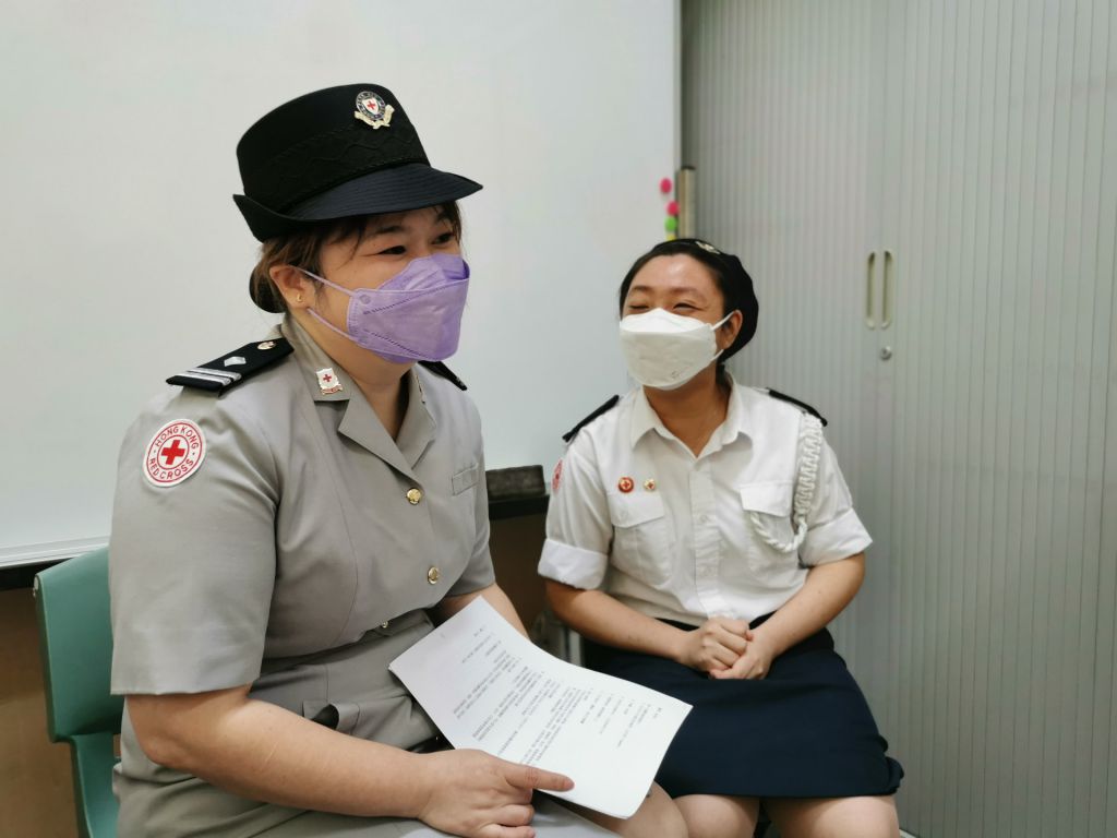 團長兼註冊社工吳悅媛（左）稱訓練巧君（右）的過程中，發現她較有責任感，學習能力快，於是安排她擔任隊長角色。