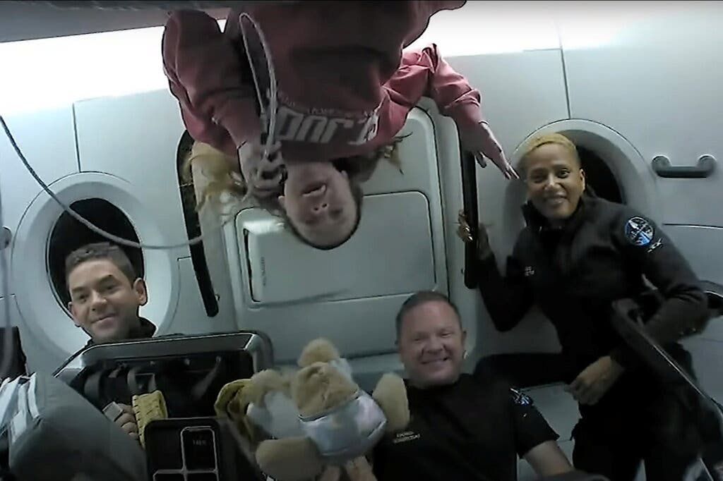 Hayley Arceneaux 與 SpaceX Inspiration4 的其他成員倒立，上個月成為第一個帶著假肢進入軌道的人。