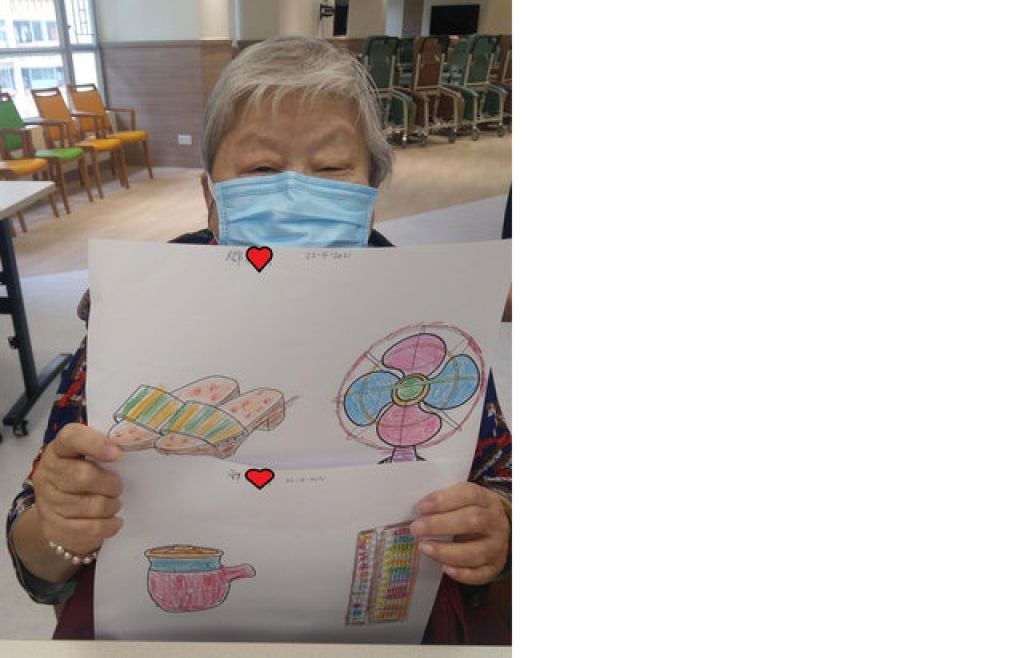 鄧婆婆參與中心填色活動，訓練「手、腦、眼」協調能力。