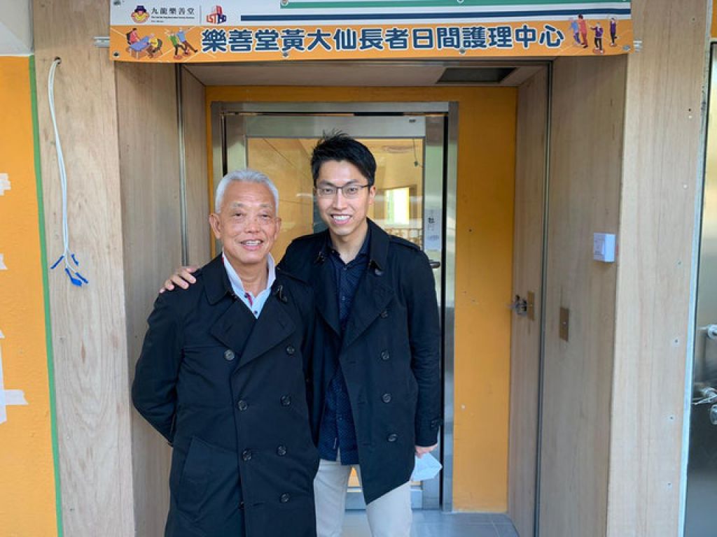 命名人樂善堂莫文韜副主席（右）與其父親莫耀強先生（左）在中心投入服務初期，親臨中心參觀並與長者共渡新年。
