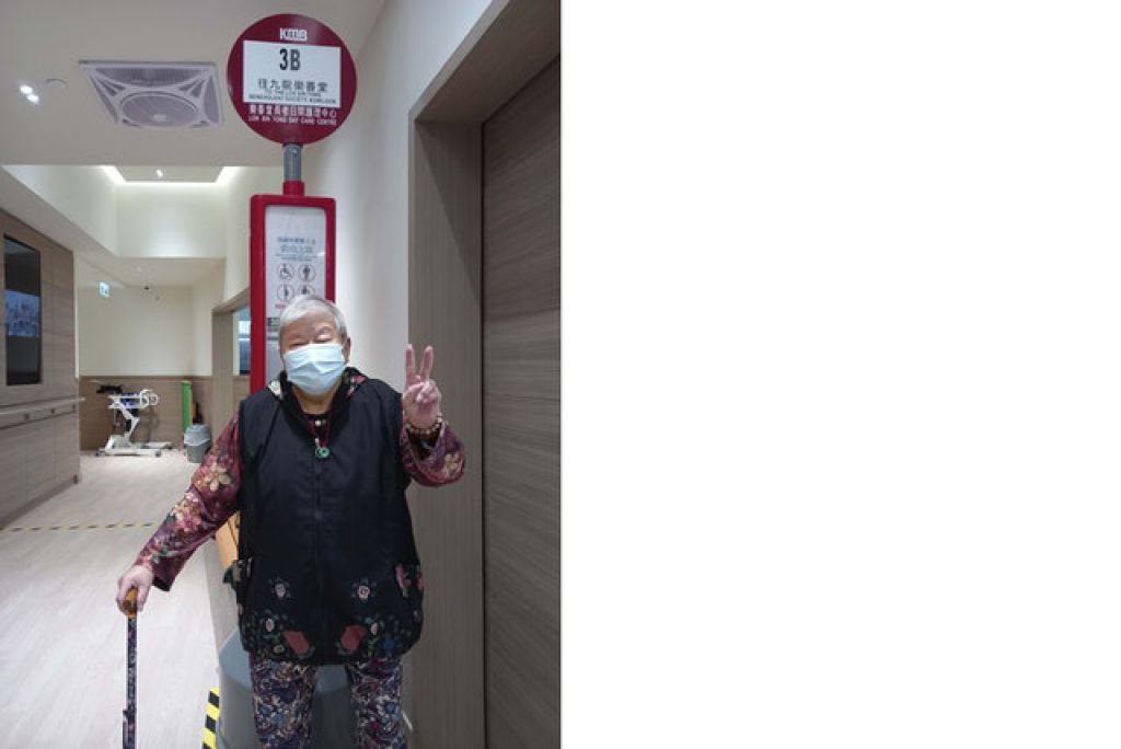 鄧婆婆及長者們都十分喜歡在巴士站牌旁休息及傾談，覺得十分放鬆。
