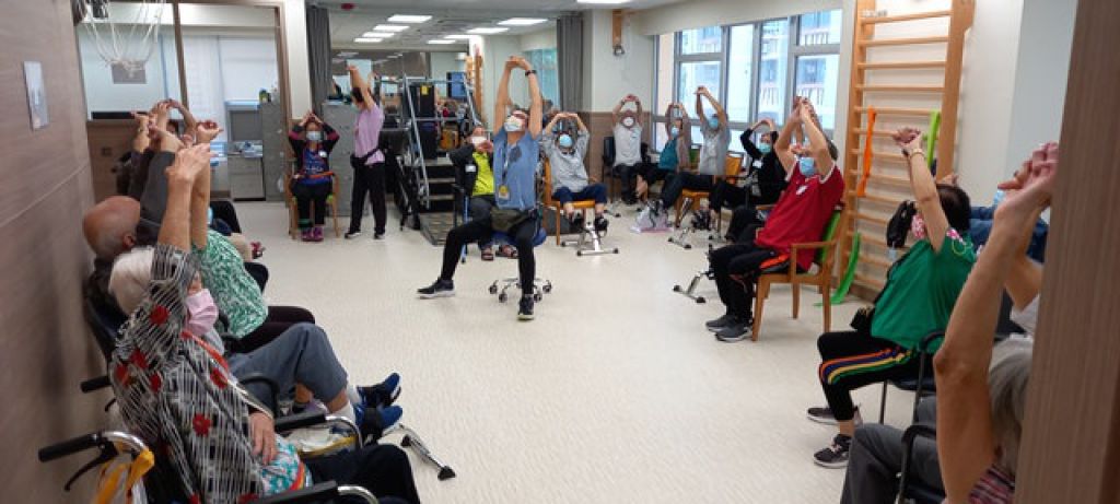 會員一起進行物理治療運動