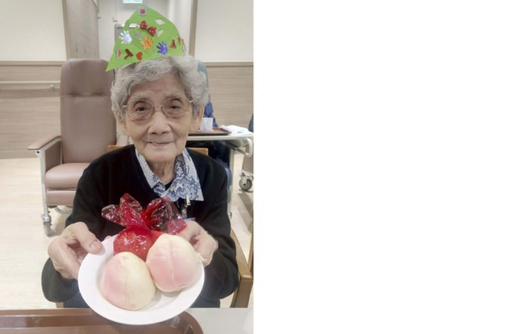 中心與長者會員慶祝生日，一同享用紅雞蛋及壽桃包。