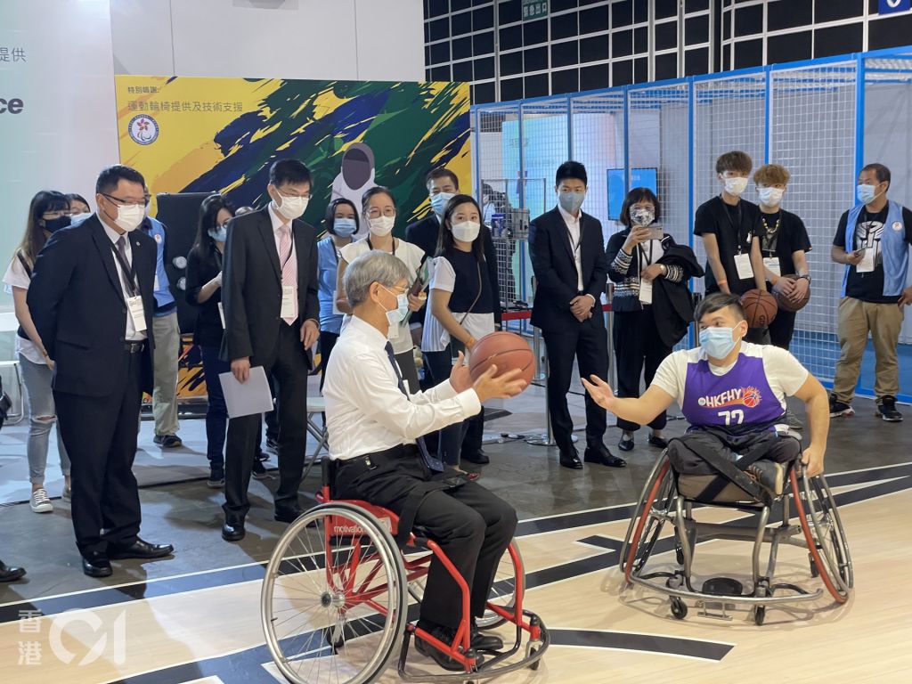 行政會議召集人、社聯主席陳智思及勞工及福利局局長羅致光透過香港傷殘青年協會示範及帶領，體驗在輪椅上所拍球、射籃等的籃球基本動作。