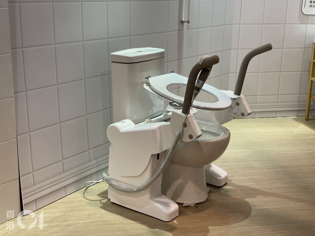 降座廁扶助器為膝關節退化長者如廁後的站立動作提供支撐點，減少失平衡跌倒的機會。