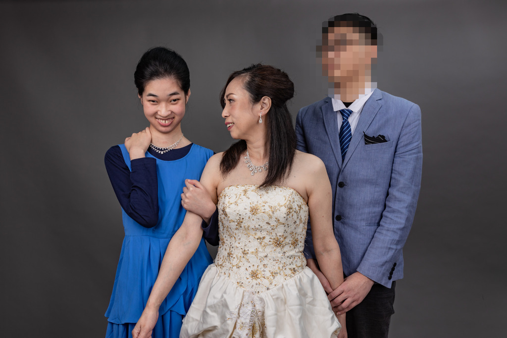 對於兒子積極參與拍攝，吳女士感到意外。