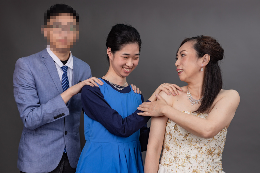 一家三口拍攝全家福。