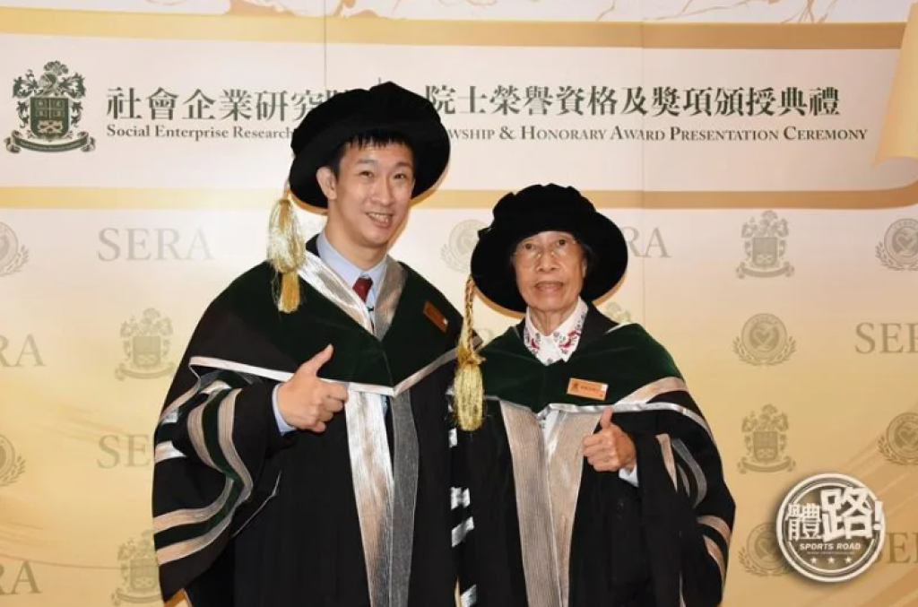 蘇樺偉與獲頒榮譽院士香港女探險家李樂詩博士（右）的合照