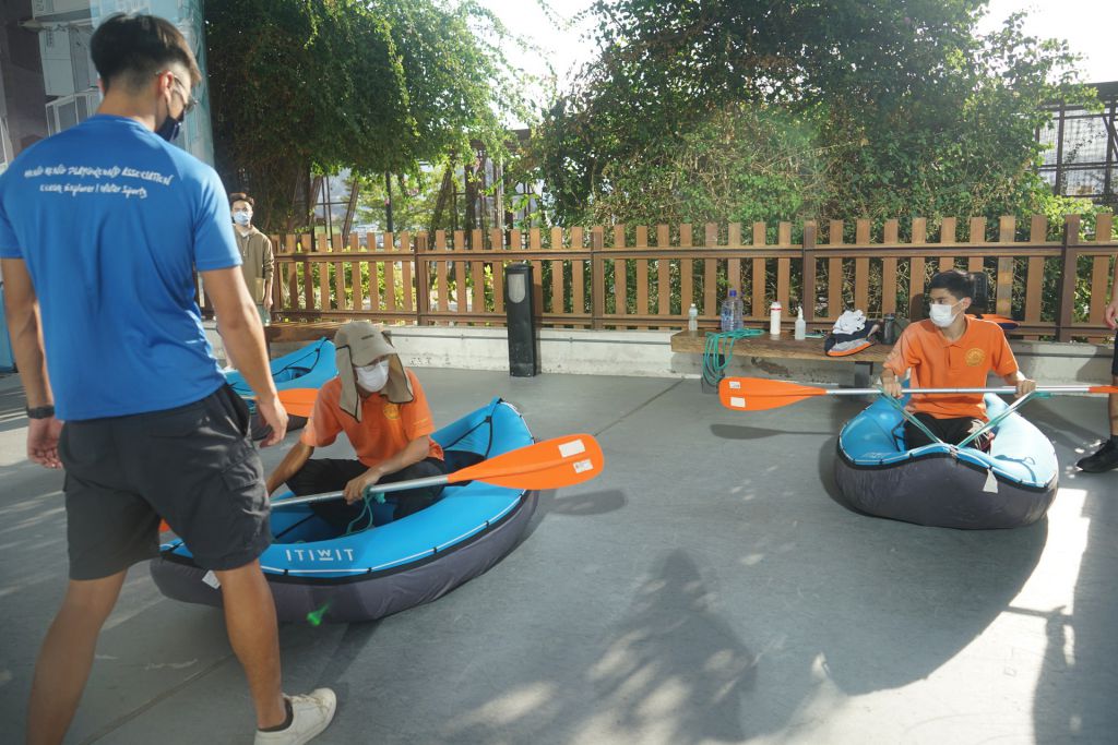 活動當日，一班參加者來到觀塘海濱、橋底下的空地，試玩不同的水上活動。