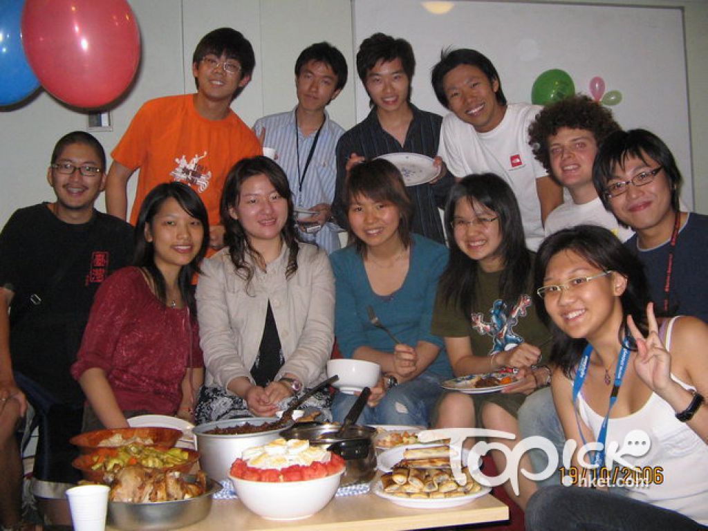 2006年在澳洲國立大學當交換生，跟同宿舍的同學開派對。