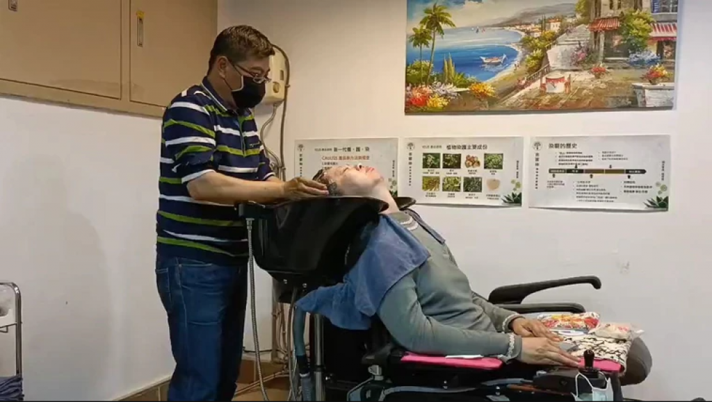 馬晶瀅（57歲）坐在輪椅上舒適的洗頭。