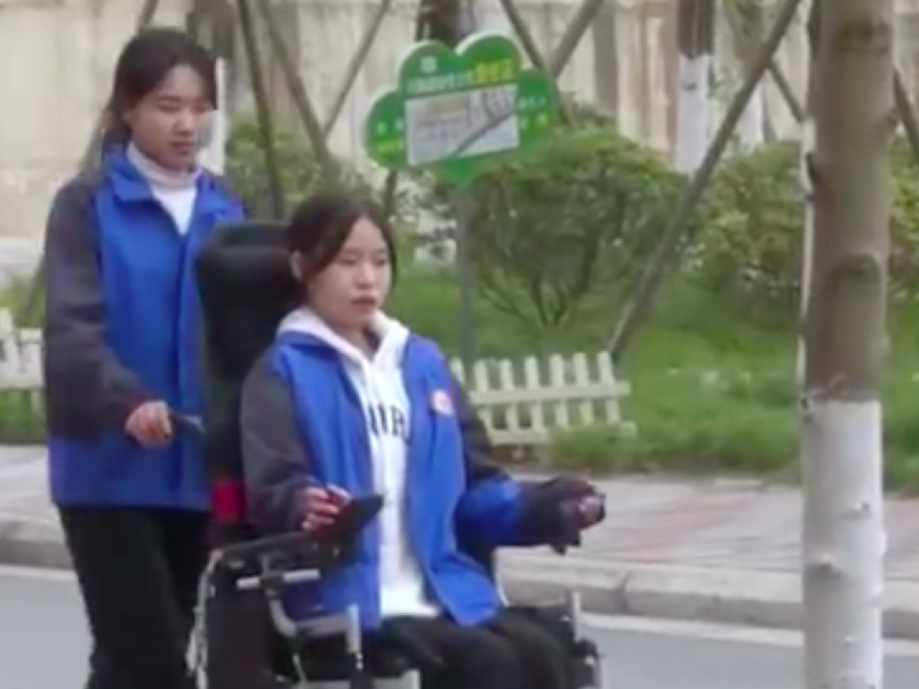 陳晨平日以輪椅代步。（影片截圖）