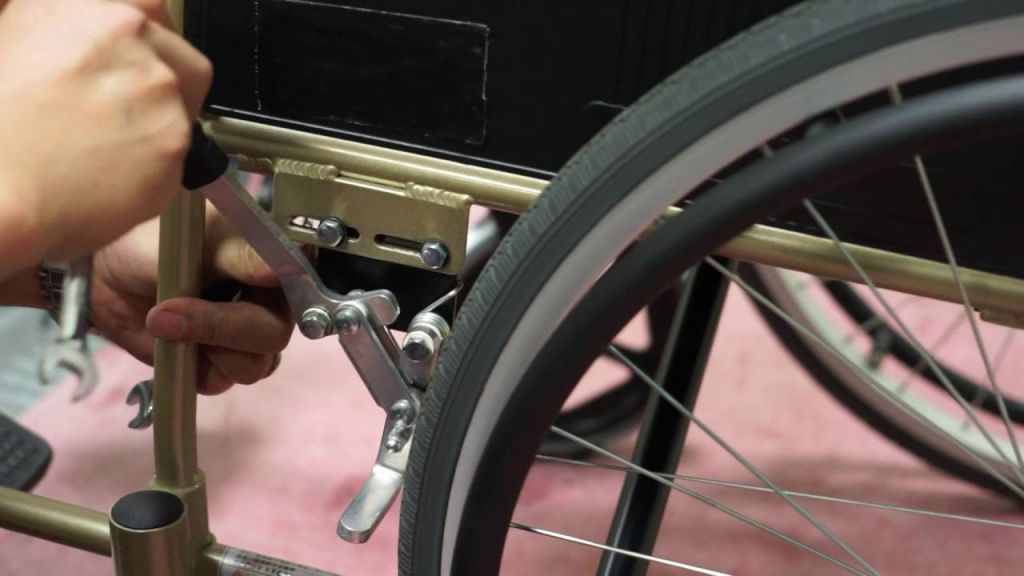 手動輪椅的常見損壞問題是腳踏鬆脫、螺絲鬆脫、輪呔甩皮、剎車器故障等；而電動輪椅最常損壞的部份則是電池、摩打或控制器。