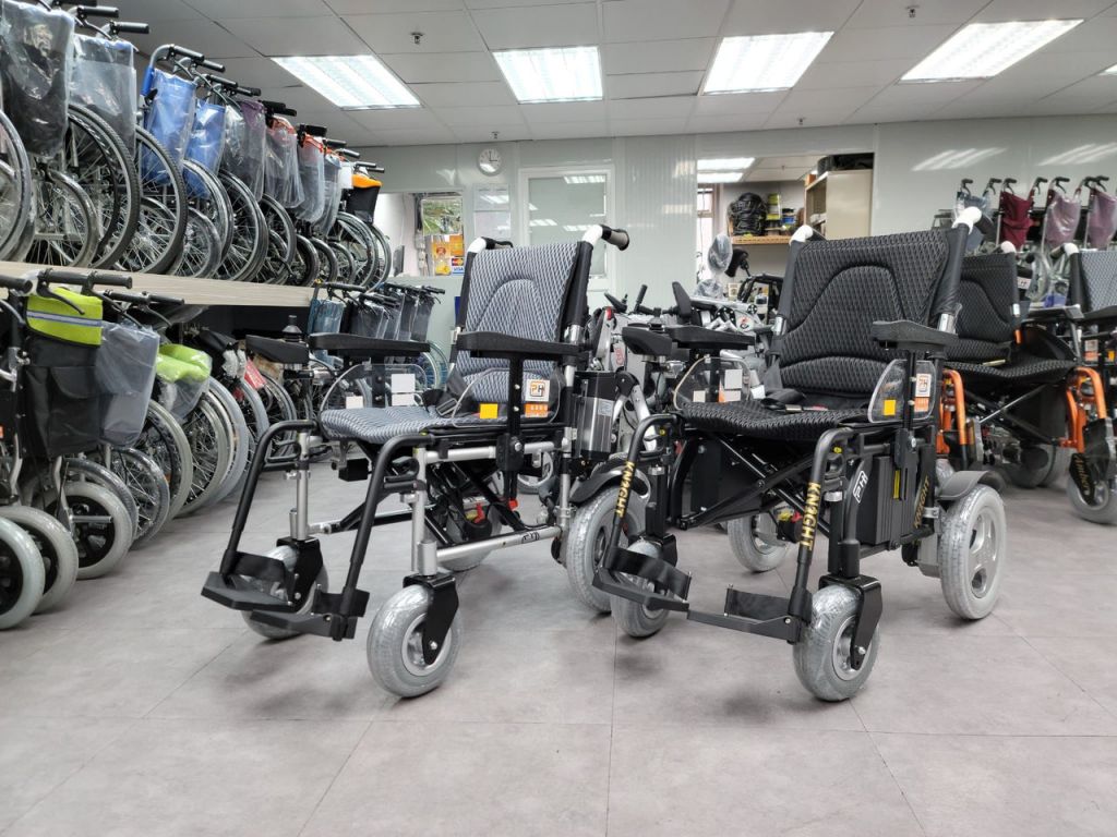 輪椅損壞要送回原廠維修或配原裝零件，十分耗時不便，而且不少輪椅公司在香港只有零售業務，並無設廠或維修工場。