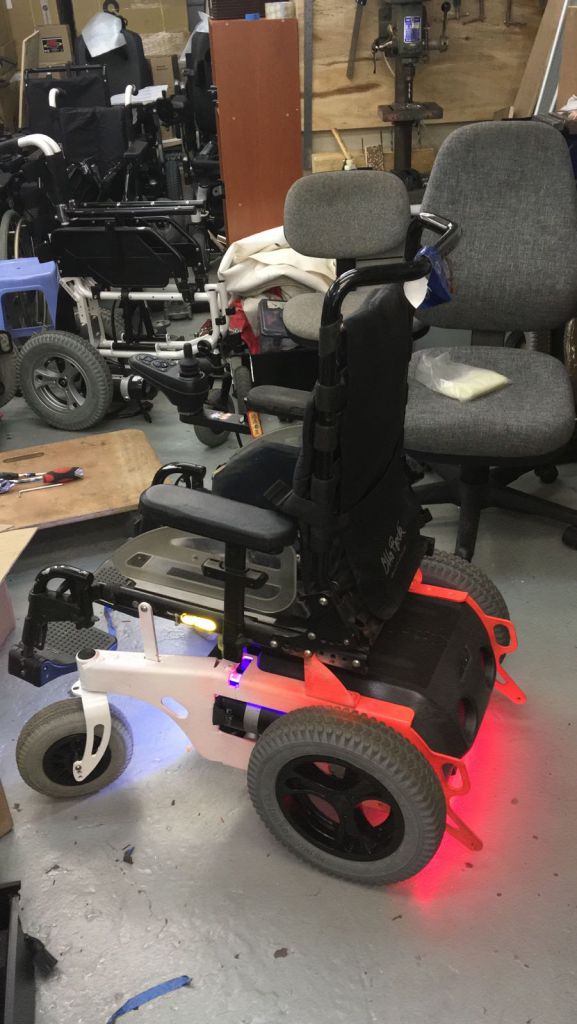 很多輪椅人士都會夜遊，阿信為他們在車尾位置安燈，方便他們晚上外出。