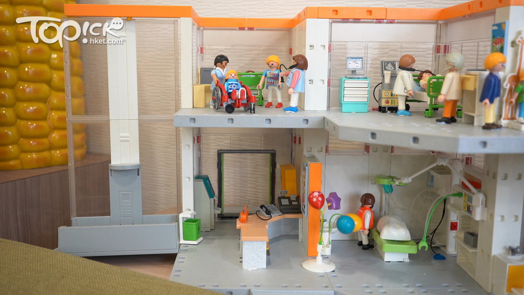 王醫生的診症室掛有「主人房」門牌，房中放有模仿醫院場景的玩具。