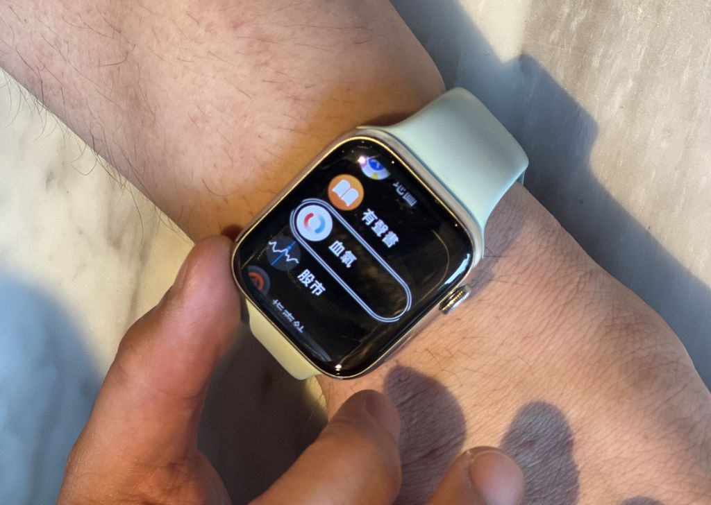 面包使用 Apple Watch series 6，新推出的「血氧」測 量功能， 可直接從手腕測量血氧水平，watchOS 的「旁白」功能亦 會將數字讀出，面包便可隨時隨地從而得知自己的血氧水平，不需