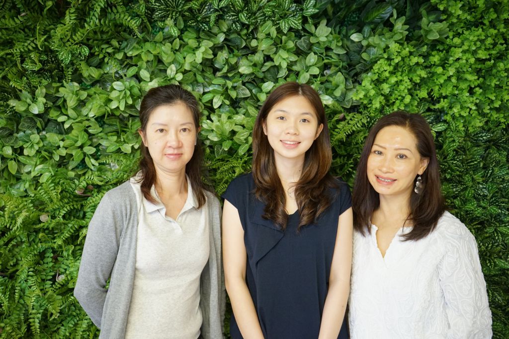 （左起）香港結節性硬化症協會副主席黃寶儀、實習醫生Lorraine和香港結節性硬化症協會主席阮佩玲。
