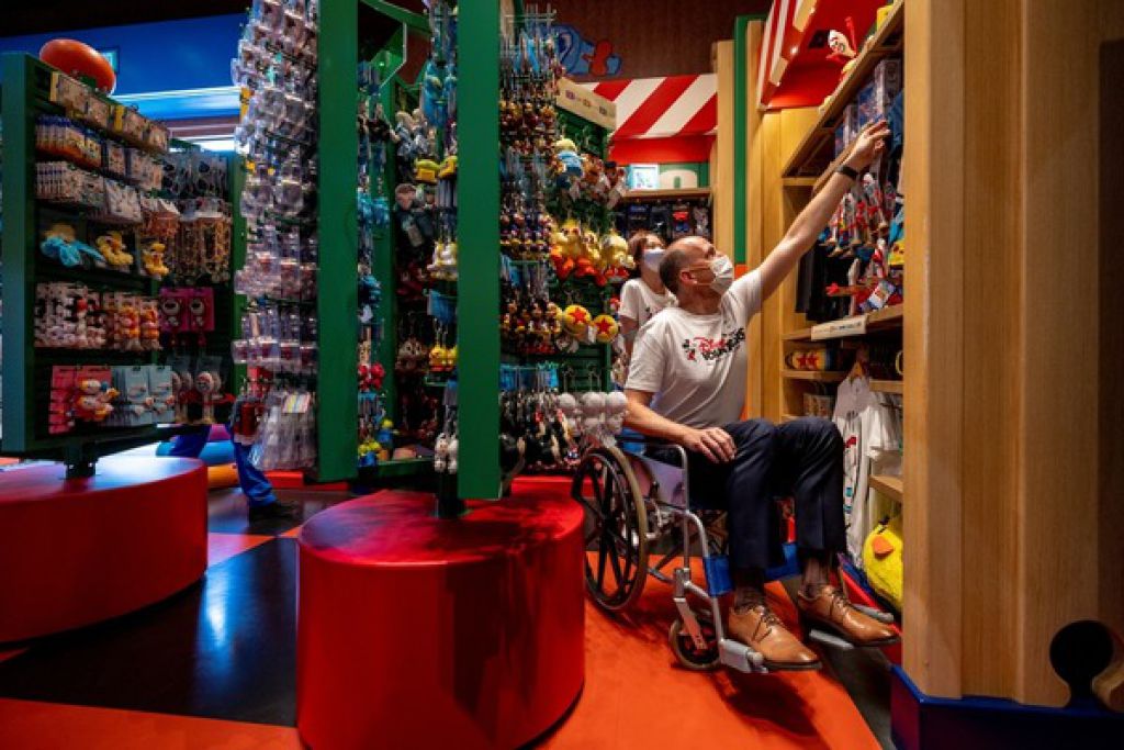 施保添 (Tim Sypko) 模擬身體有障礙人士在商店購物。