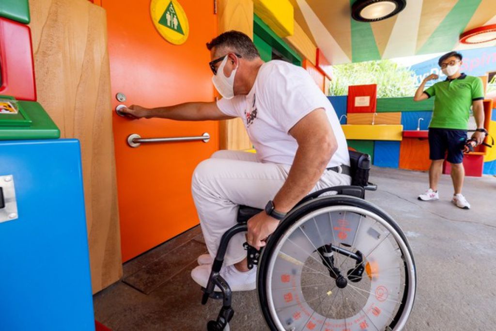 莫偉庭 (Michael Moriarty) 模擬輪椅人士在日常外出時面對的困難。
