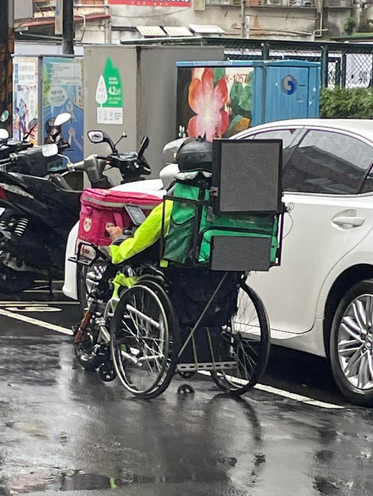 有台灣網民近日於網上發文表示，下雨天時在路上發現一名外賣員為輪椅人士，該人穿着雨衣，輪椅上放着兩個外賣平台的保溫箱，在馬路上前進。
