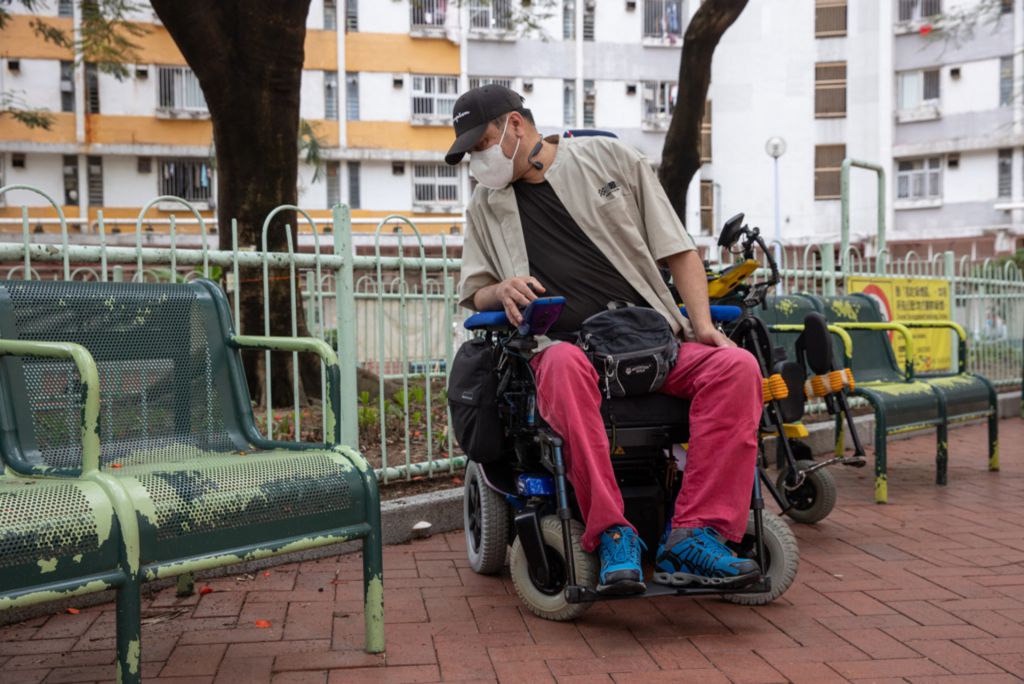 當日邱先生與另一位學員模擬上巴士的情況，現場可見他們需要先駛入輪椅人士的座位附近，並需要同時注視後方，使用後輪退後以進入座位範圍，再用前輪調整方向。整個過程看似簡單，但在人多的巴士上操作並不容易。