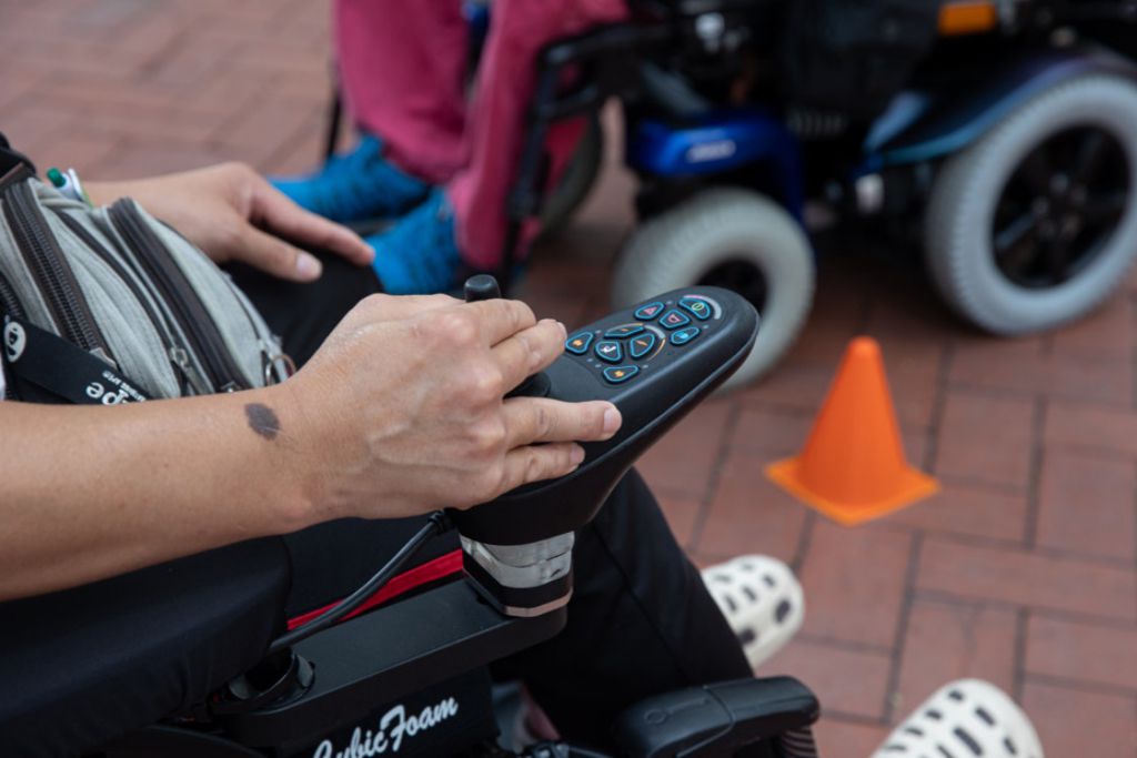 輪椅猶如使用者的腳，但有多少人知道原來駕御電動輪椅並沒有我們想像中容易，在香港人多路窄的路段使用，更需要不少技巧。

