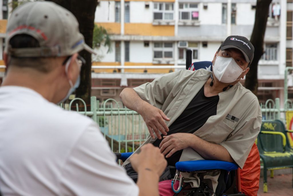 一名破障大師邱先生指出，香港地方較窄，日常出入時常用到的交通工具巴士便是輪椅人士最驚險的一環。「巴士個位只係啱啱好夠位入，少啲技術，佢哋都冇信心，亦會令佢哋因為咁而驚咗出街」。