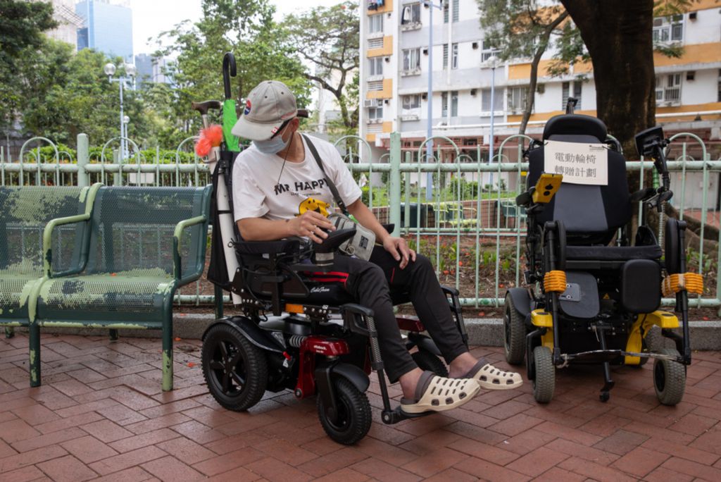 當日邱先生與另一位學員模擬上巴士的情況，現場可見他們需要先駛入輪椅人士的座位附近，並需要同時注視後方，使用後輪退後以進入座位範圍，再用前輪調整方向。整個過程看似簡單，但在人多的巴士上操作並不容易。