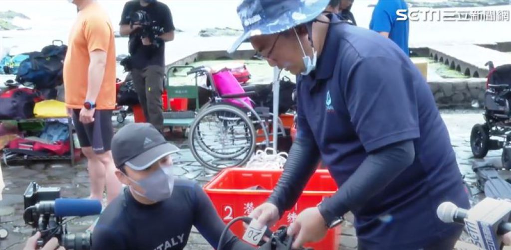 「臺灣身心障礙潛水協會」舉辦潛水活動，志工和教練的仔細教導身障者打開心防勇敢向前，克服自身障礙。