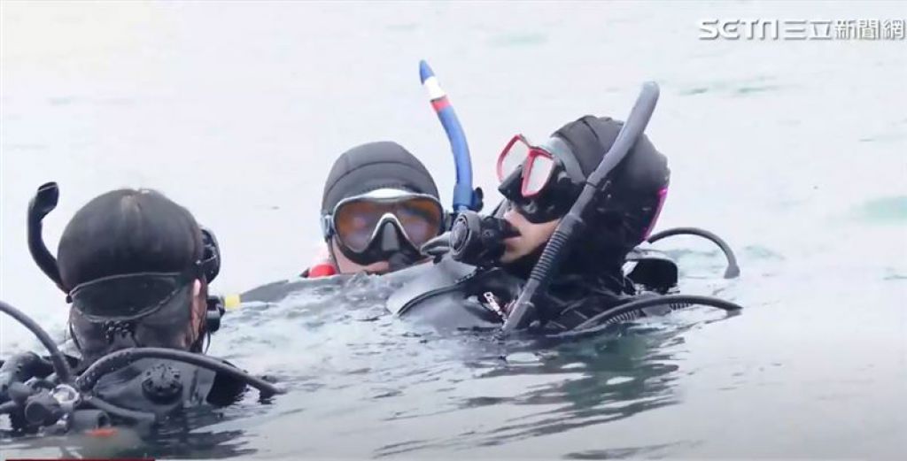 身障者在體驗深潛後，再經由教練和志工幫忙爬上岸，成功實現在海裡潛水的夢想。