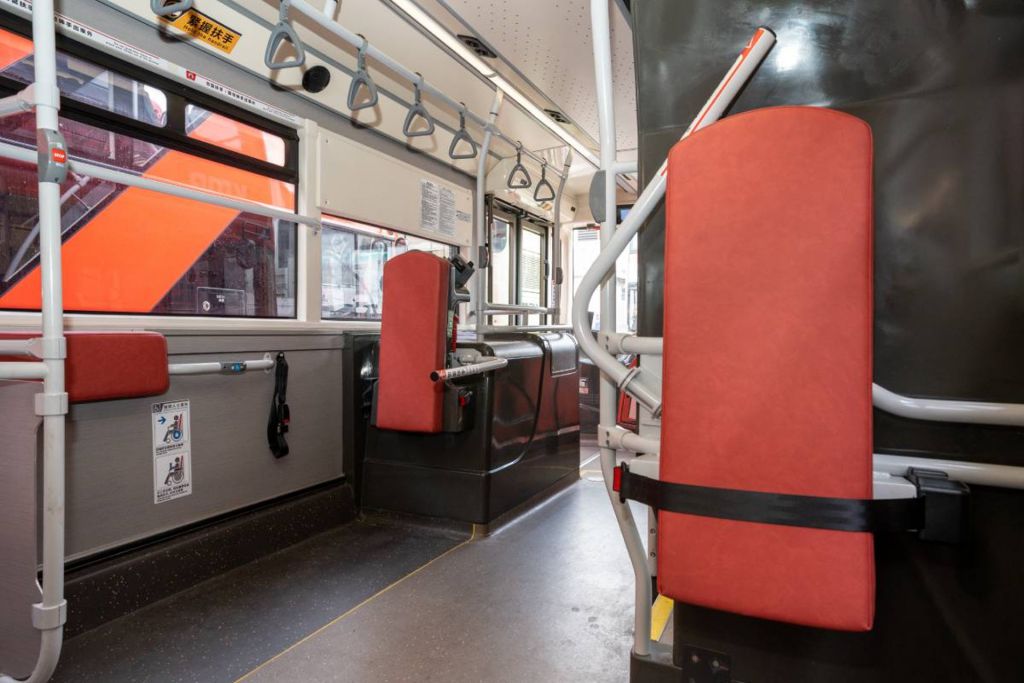 九巴最近引入兩款設計不同的活動式扶手，今日（23日）起超過90輛已安裝活動式扶手的巴士將陸續投入服務。
