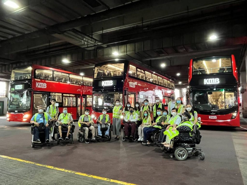 為了更了解輪椅使用者的意見，早前邀請了8個傷健團體到九龍灣車廠，讓團體代表親身試用不同設計的扶手。

