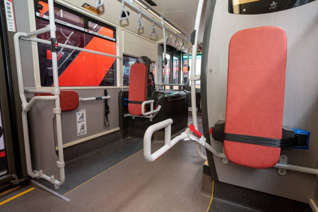 九巴最近引入兩款設計不同的活動式扶手，今日（23日）起超過90輛已安裝活動式扶手的巴士將陸續投入服務。