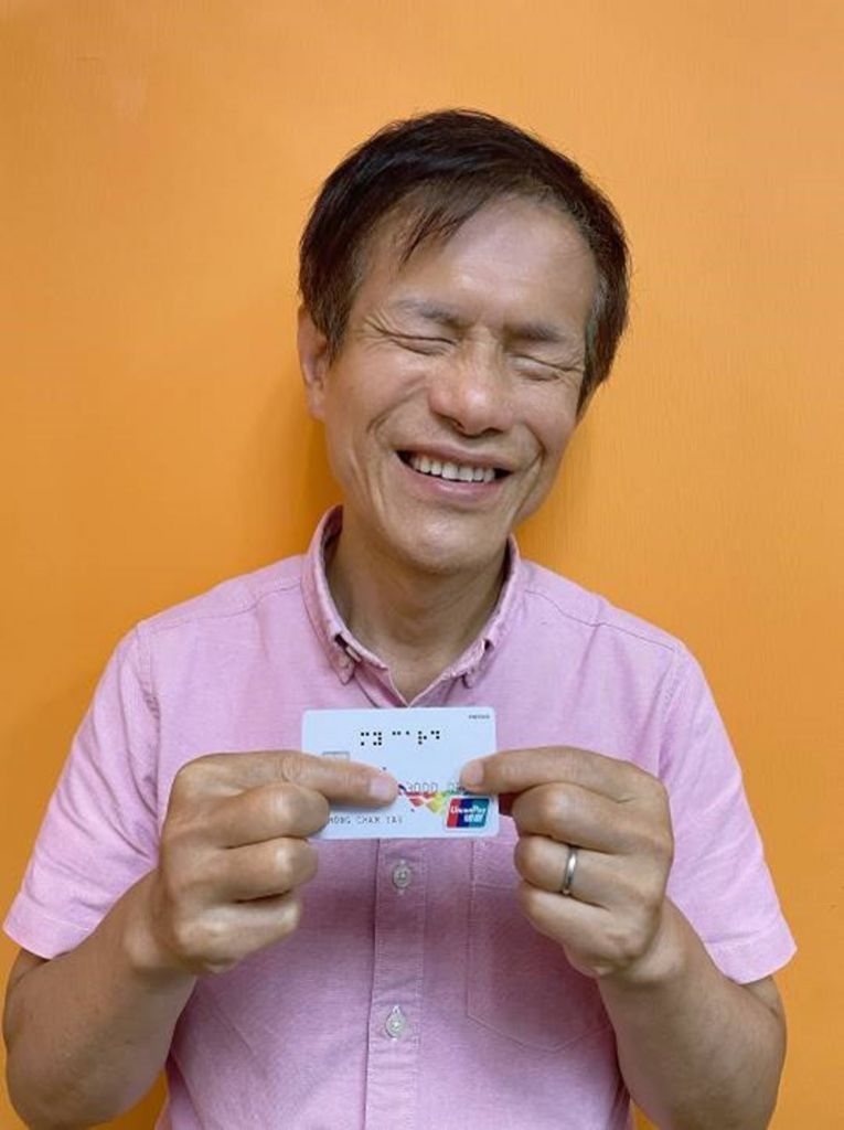 香港失明人協進會前會長莊陳有對香港有首張共融卡表示欣喜。
