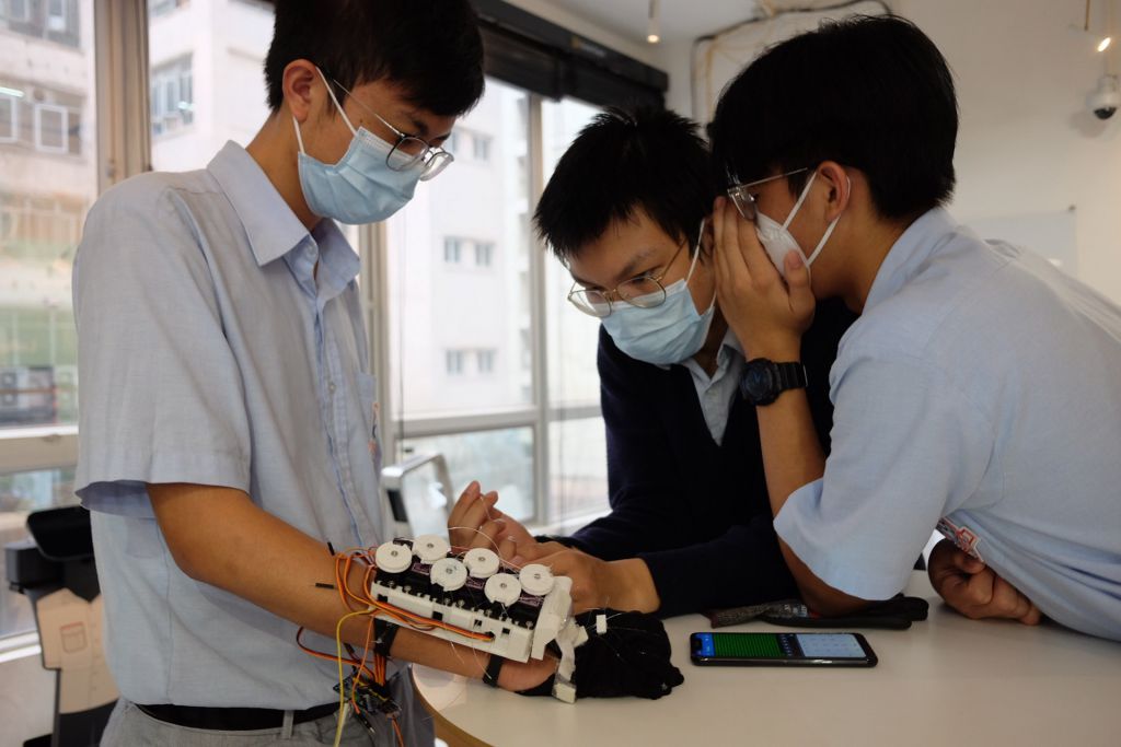 三名中三學生發明產品過程中遇上疫情，以致集中討論時間大為縮減，最終透過分工合作完成產品。
