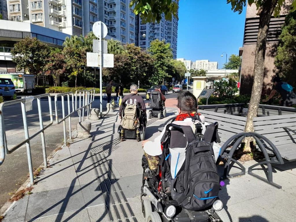 有了電動輪椅，不良於行的殘疾人士可以周圍去，到各區探索及活動。