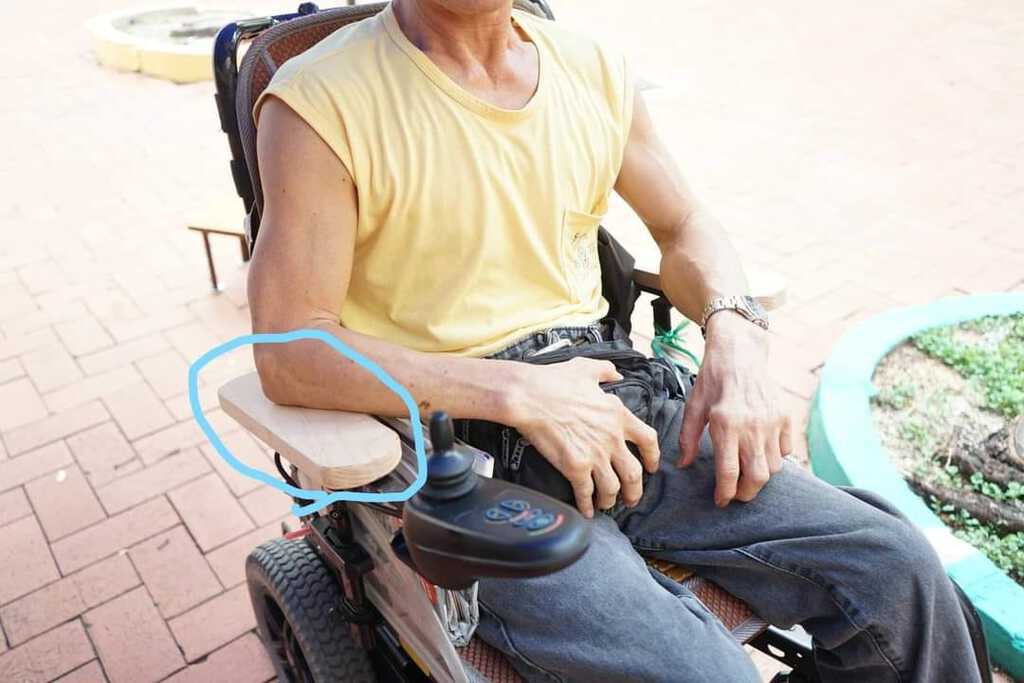 協會除了轉贈電動輪椅予有需要人士，亦會回收木材料，裁剪後為他們更換原已損壞的輪椅手枕。